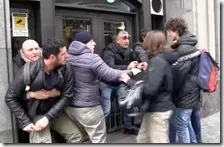 Ragazzi dei centri sociali bloccano l'ingresso de "Il Mattino"