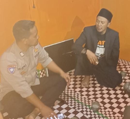 Cipta Kondisi Saat Malam, Polsek Panjalu Polres Ciamis Datangi Pos Satkamling di Cibeureum