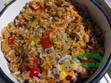 Фаршированный перец тушим в кастрюле