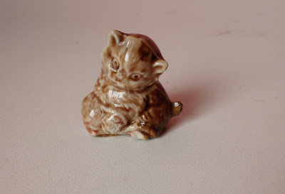 Miniatura de porcelana de filhote de gato marrom, feita na Inglaterra - 3cm de altura  R$ 10,00