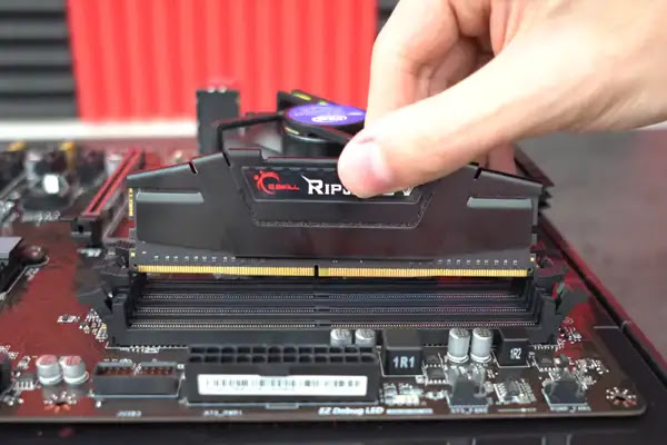 Pemasangan memori (RAM) ke Motherboard