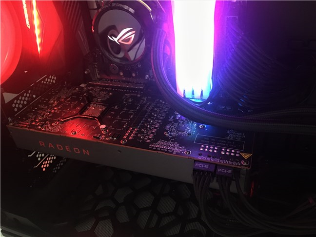 AMD Radeon RX 5700 ติดตั้งอยู่ในคอมพิวเตอร์