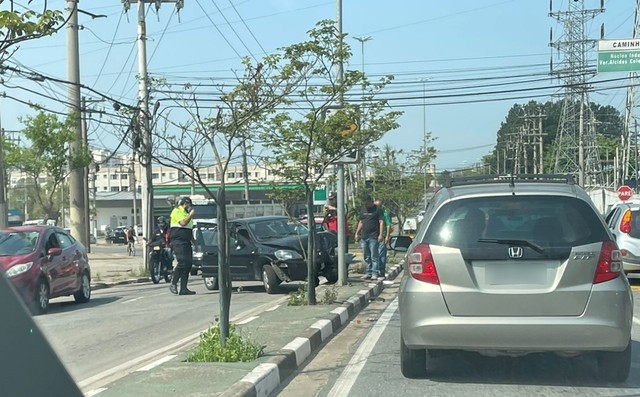 Carro colidiu agora de tarde em um poste na Avenida João XXIII em César de Souza sentido centro de Mogi