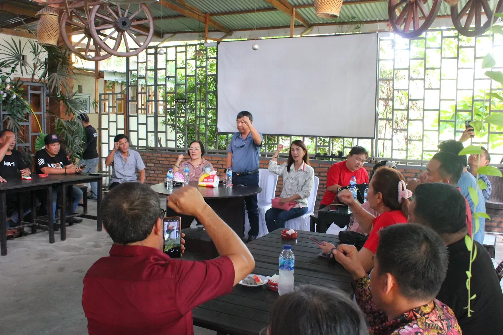 James Sumendap bertemu dengan pendukung setia di Tumpaan Minsel (Foto: Billy Lumintang/indimanado.com)