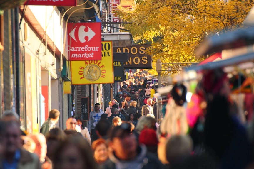 Fotografía de Asier Mendizábal Merino: Numerosas personas se acercan al Puente de Vallecas para buscar los regalos de Navidad