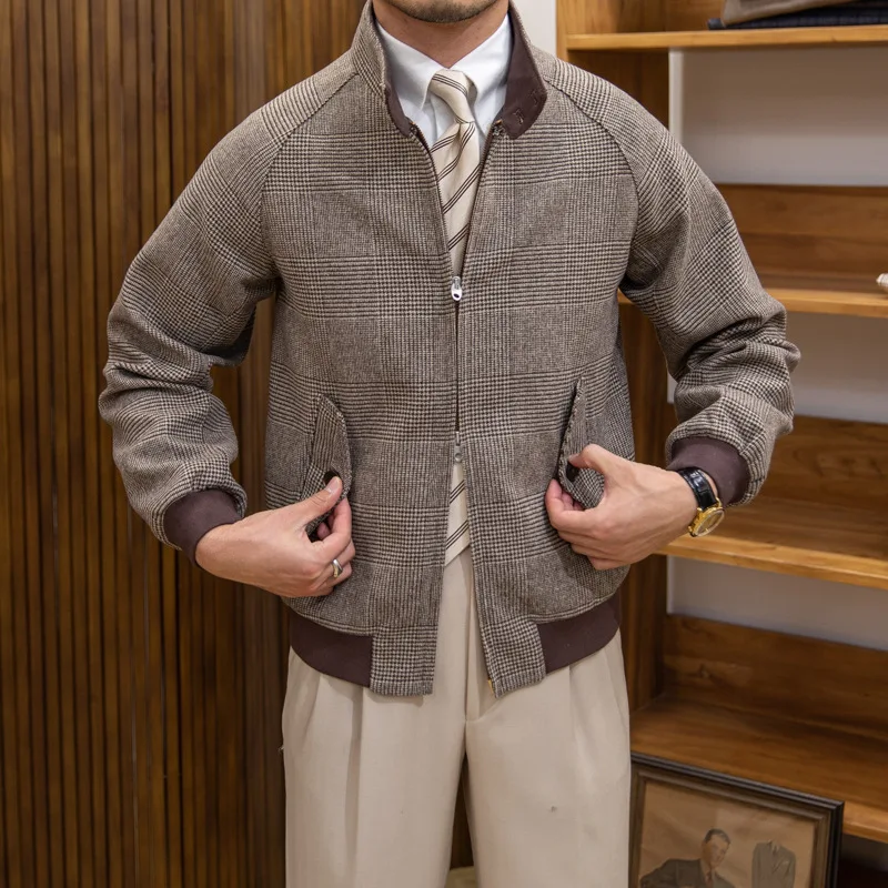 Dik Yaka Kareli Slim Fit Kaşmir Kısa Ceket, şıklığı ve rahatlığı bir arada sunan özel tasarım, her an için ideal bir seçim.