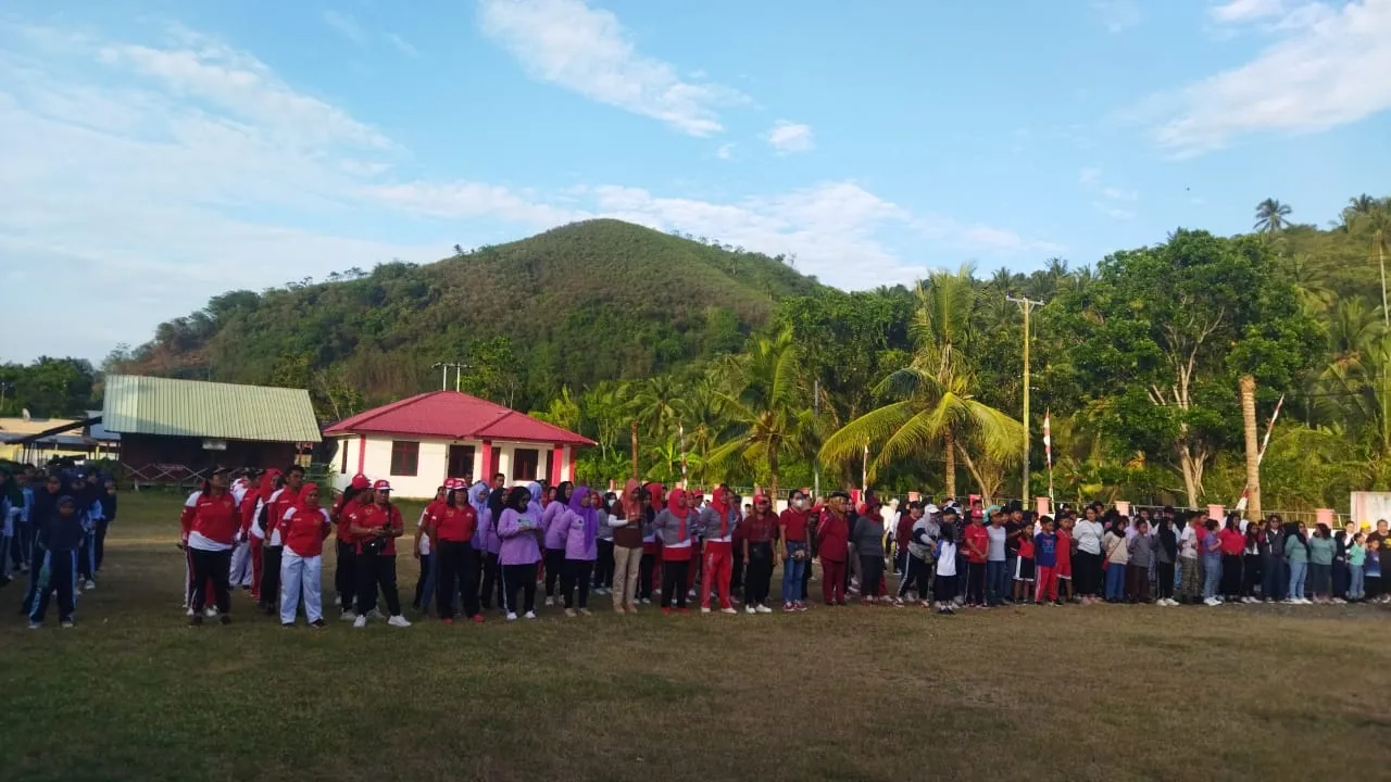 Jalan sehat dan bersih-bersih pantai lakban. (Foto istimewa)