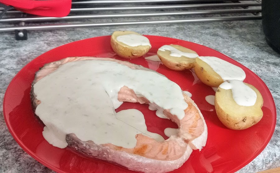 salmón con salsa de queso azul