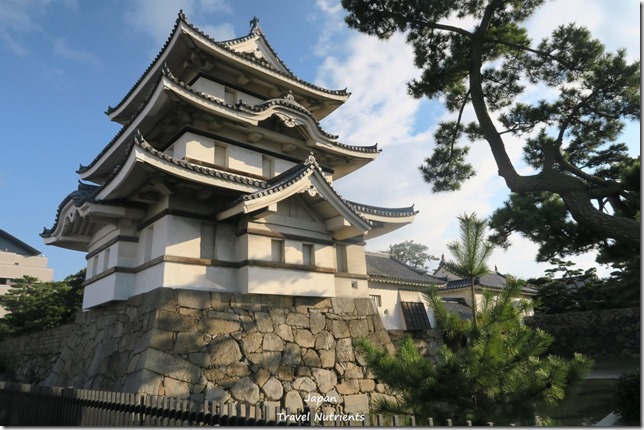 旅行養分 日本四國 高松 曾經的臨海水城 高松城 現今的玉藻公園 站在天守閣遺跡高台眺望瀨戶內海