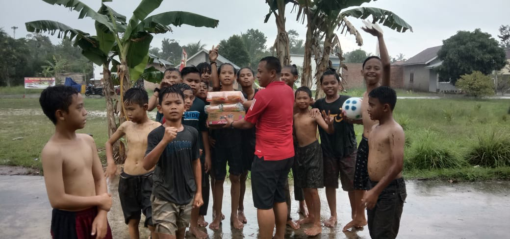 Satgas TMMD Berikan Hadiah Untuk Anak Kampung Jawi