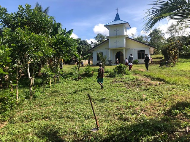  Satgas Pamtas Yonif 126/KC Bersama Masyarakat Membersihkan Gereja Katolik ST Paroki diPerbatasan RI-PNG