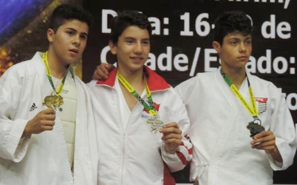 Karatecas de Santa Fé do Sul ganham medalhas de ouro em campeonato brasileiro.