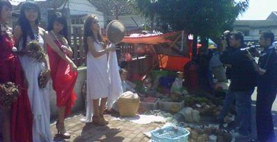 GAMBAR CEWEK CANTIK MODEL DI PASAR Pose di Depan Bawang Merah dan Putih 