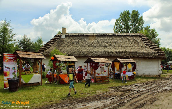 stoiska z lokalnymi przysmakami w tokarni