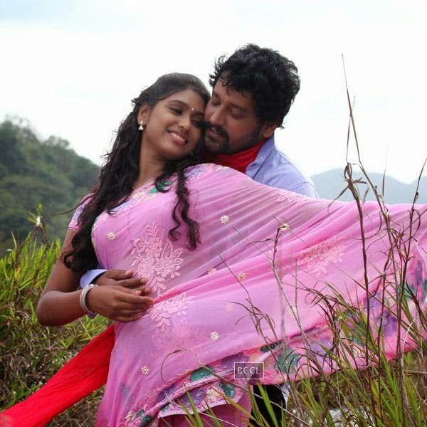 A still from the Tamil movie Pattaya Kelappanum Pandiya.