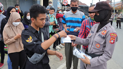 Lakukan Pengamanan, Polwan Polres Gorontalo Kota Hadir Bagikan Masker