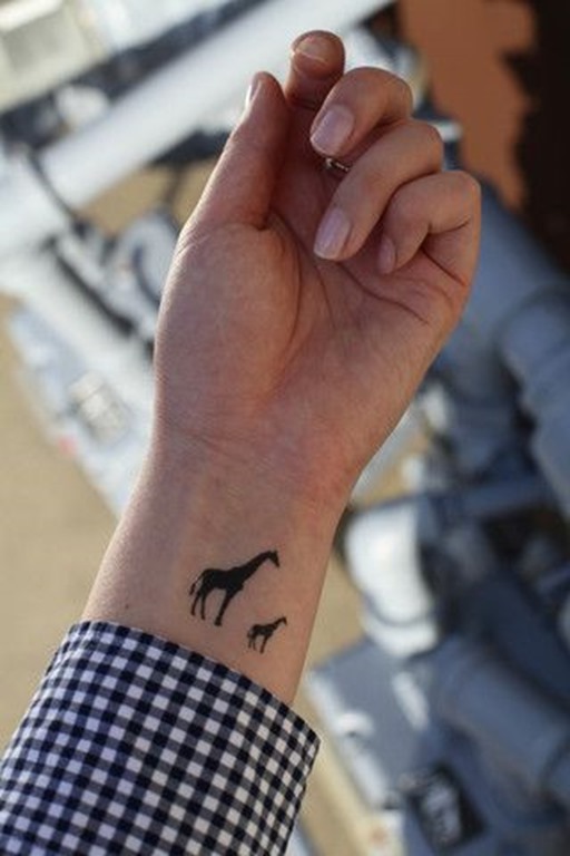 pequena_girafas_pulso_de_tatuagem