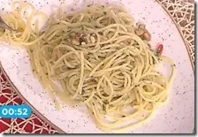 Spaghetti aglio, olio e peperoncino con tarallo sbriciolato