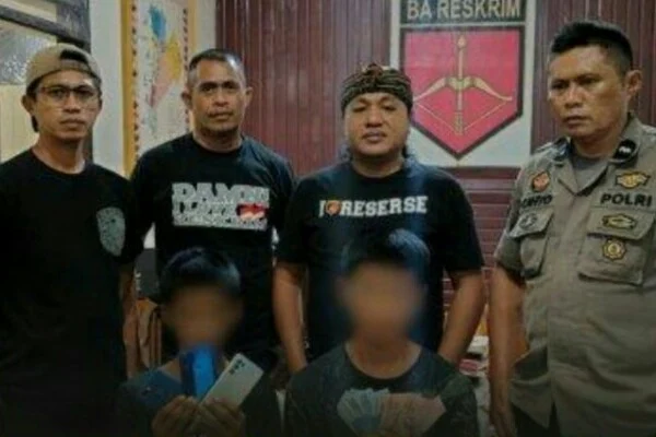 2 Remaja ini Diamankan Tim ROTR Polresta Manado MANADO, Humas Polda Sulut - Tim Resmob On The Road (ROTR) Polresta Manado mengamankan dua remaja pelaku pencurian handphone dan uang tunai yang terjadi di Kelurahan Karang Ria Kecamatan Tuminting, Sabtu (17/12/2022) sekitar pukul 04.30 Wita. (Foto istimewa)