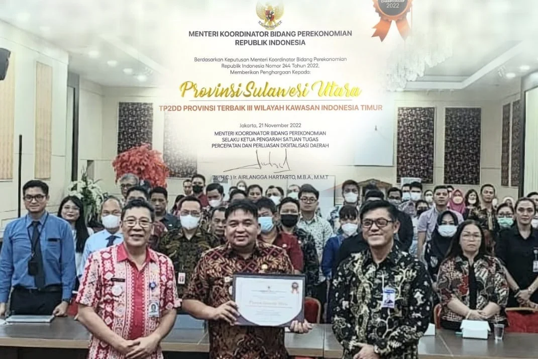 Kadis Komunikasi, Informatika, Statistik dan Persandian Daerah Provinsi Sulawesi Utara Steven Liow saat menerima penghargaan dari Menteri Koordinator Bidang Perekonomian selaku Ketua Pengarah Satgas TP2DD, Airlangga Hartarto. (Foto istimewa)