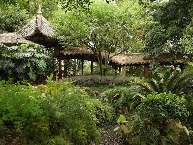 covered walkway behind Kaihua Temple in Fuzhou