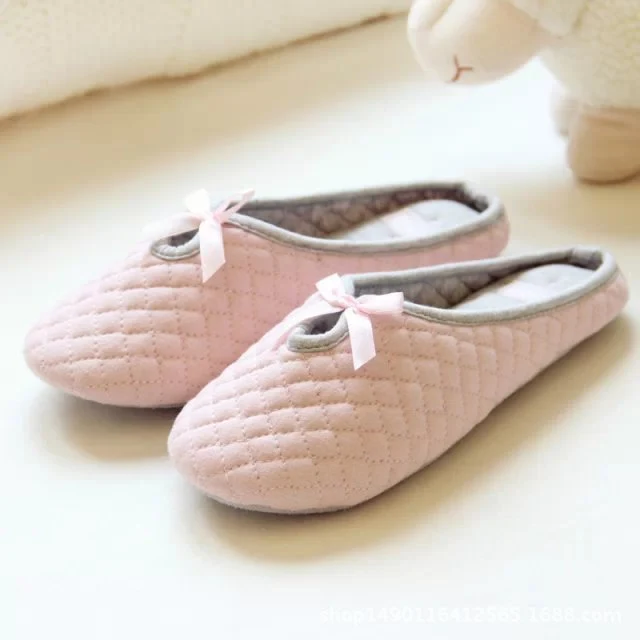 Pantoufles en tissu pour la maison, parfaites pour le printemps et l'automne. Confort inégalé à l'intérieur. Profitez de la douceur et de la détente à domicile.