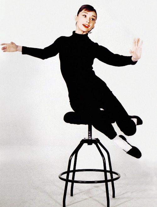 파일:external/images6.fanpop.com/Audrey-Hepburn-in-black-funny-face-32252973-500-660.jpg