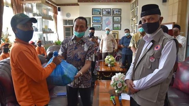 Dampak Covid-19, SPSC Bantu Paket Sembako dan Masker Bagi Petugas Kebersihan.