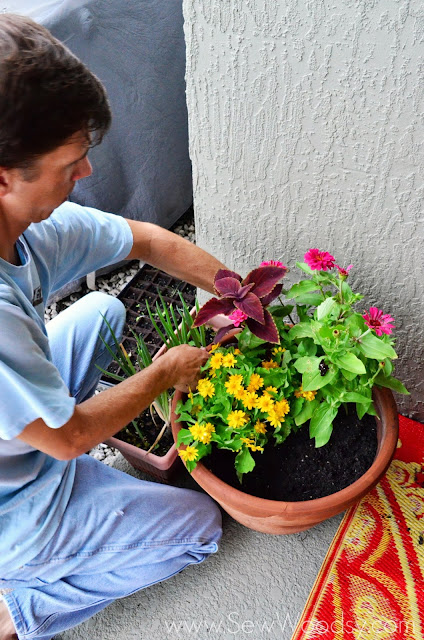 How to Create Outdoor Potted Floral Arrangements from SewWoodsy.com #gardening #diy