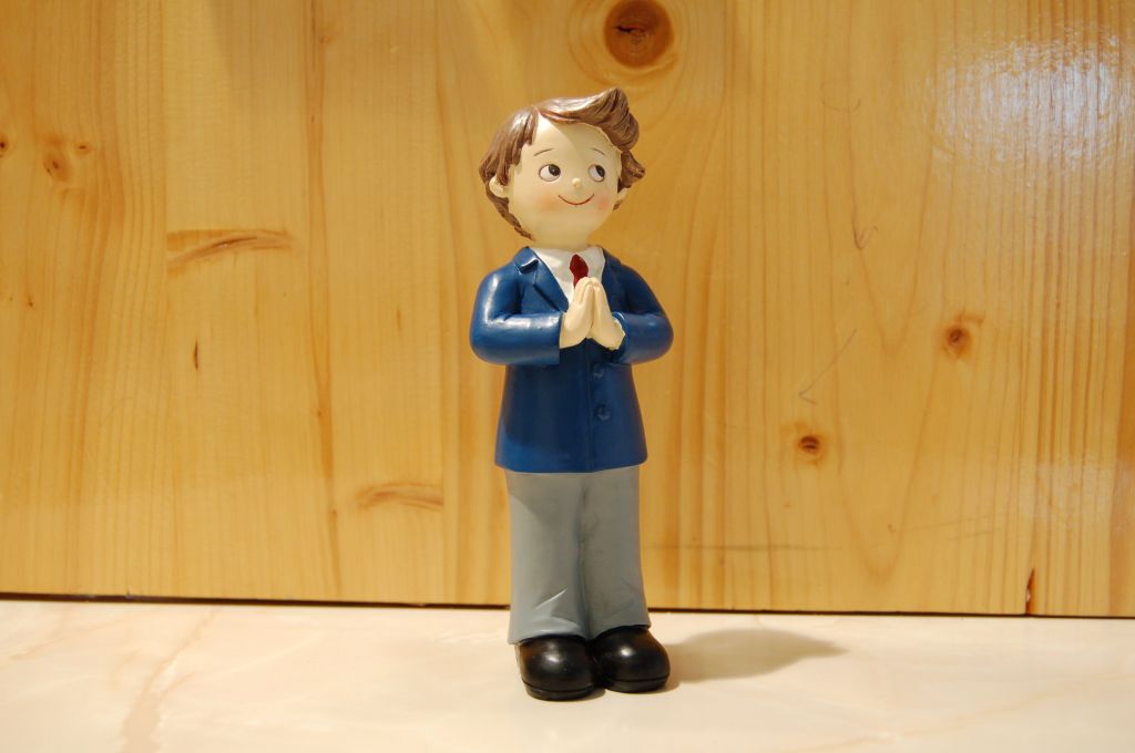 figurine-communiant-cravatte-bordeaux_1.jpg