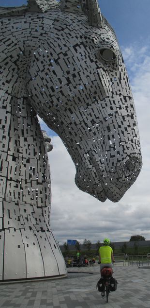 Chris on the Bike, Kelpies, Falkirk, Schottland