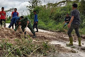 TNI Bersama Masyarakat dan Damkar Bener Meriah, Gotroy Bersihkan Material Longsor di KKA