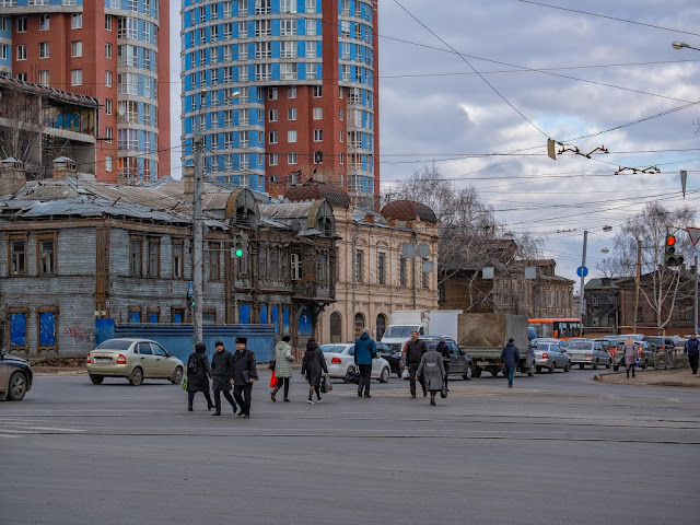 Дома старого города на фоне новостроек