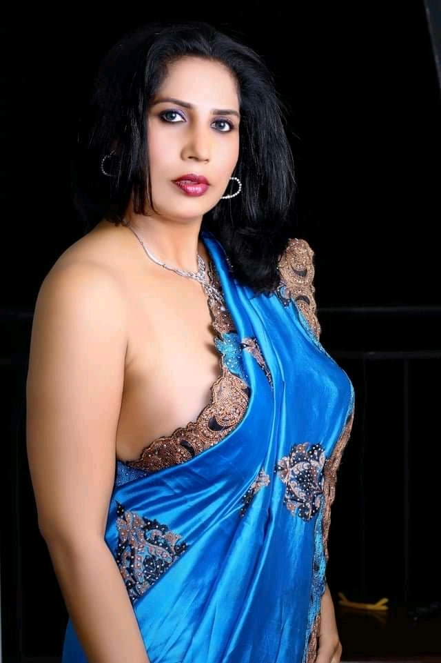 sexy housewife in saree