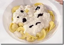 Cappelletti con fonduta al formaggio e aceto balsamico