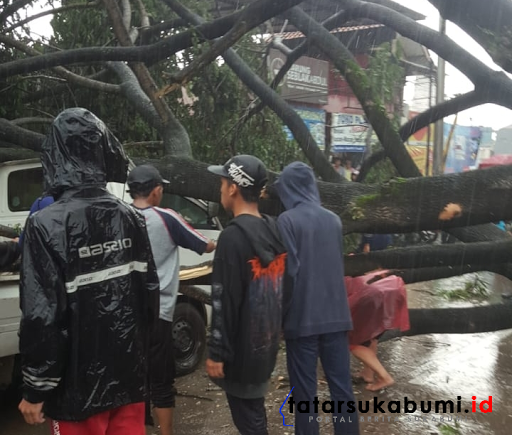 
Pohon Ukuran Raksasa Tumbang Timpa 2 Mobil di Jalan Raya Sukabumi - Bandung
