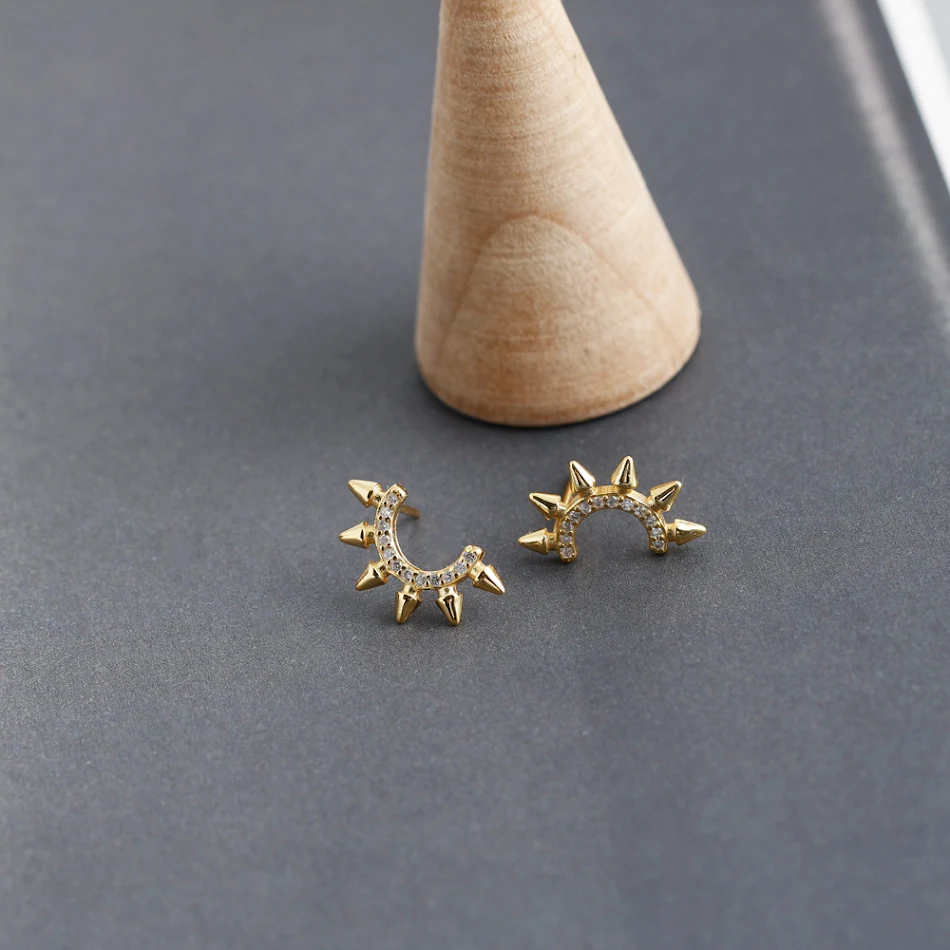 Boucles d'oreilles punk en argent sterling S925, effilées et pointues, ornées de diamants, pour un style fashion et personnalité affirmée.