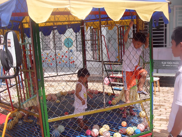 Nhận xin các loại quần áo, chăn gối cũ, đồ chơi, sách truyện cũ, để làm từ thiện.Thân - 36