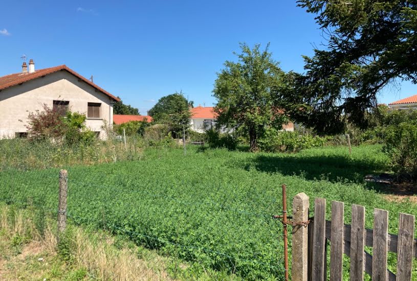  Vente Terrain + Maison - Terrain : 750m² - Maison : 80m² à Bellegarde-en-Forez (42210) 