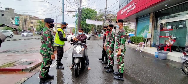 Bersama Cegah Covid-19, Brimob Polda Sumut Bersinergi Dengan TNI dan Unsur Terkait Bagikan Masker Kepada Masyarakat