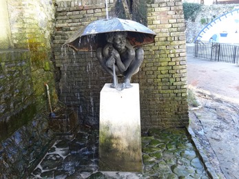 2018.02.04-006 l'enfant au parapluie dans le jardin du tripot