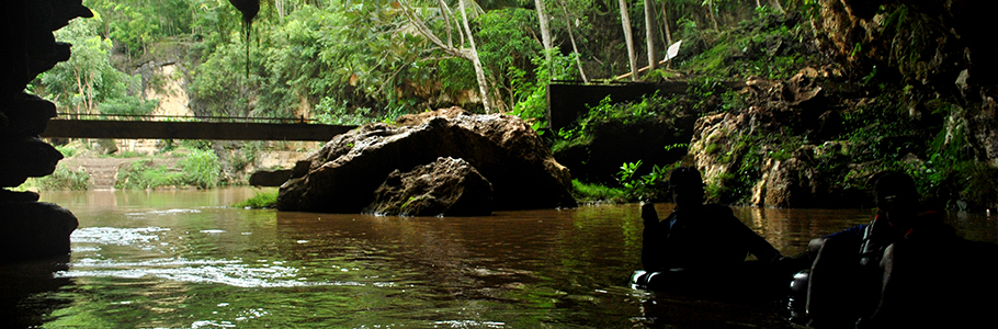 Wisatawan memasuki Goa Pindul