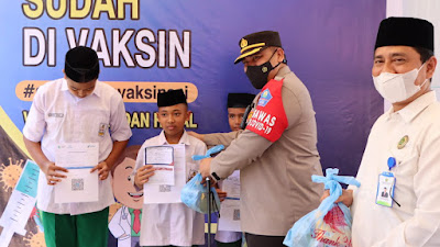 Dua Warga Aceh Barat Terima Hadiah Vaksinasi Berhadiah Umroh dari Polda Aceh