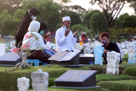 Berikut Ini Adalah Rangkaian Bacaan Doa Ziarah Kubur Yang Bisa Dibacakan Saat Berziarah