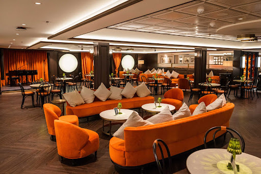 L'Atelier Bar is the cocktail lounge that adjoins an art experience on MSC Virtuosa. 