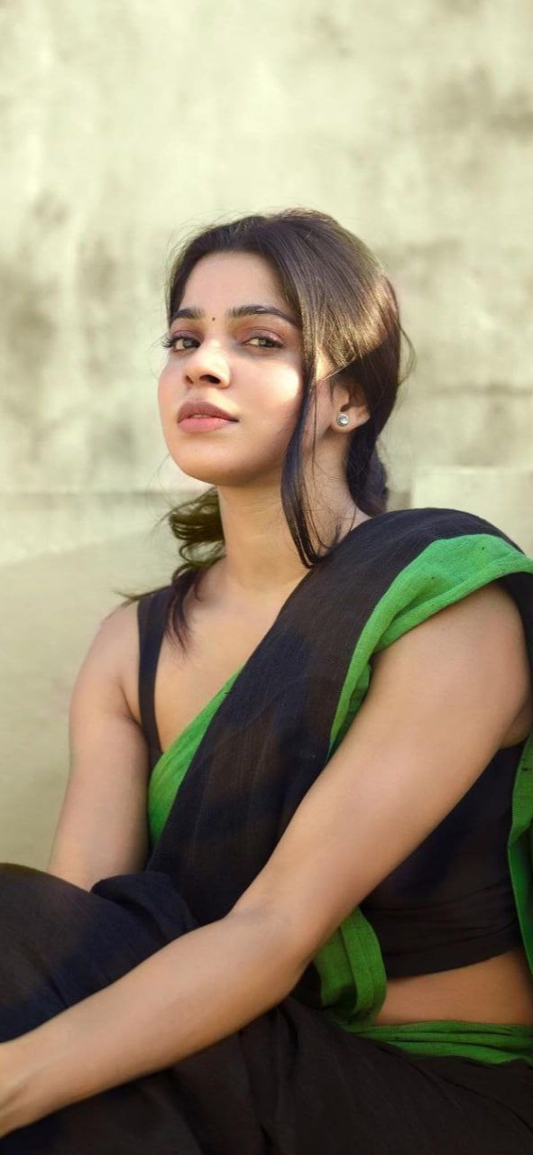 Divya Bharathi Hot Exquisite Black Saree Images