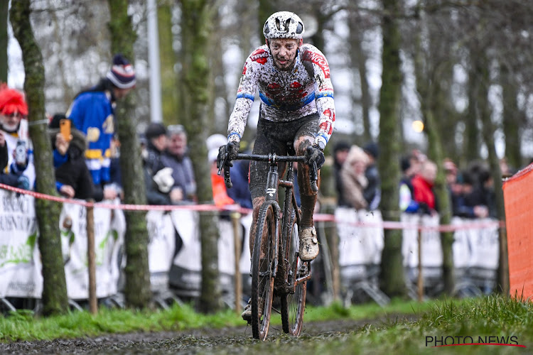 Zonder van der Poel, Pidcock of van Aert: Europees kampioen zorgt voor eerste zege in nieuwe trui