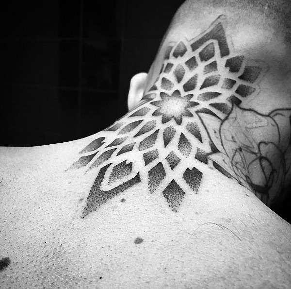 este_dotwork_pescoço_tatuagem