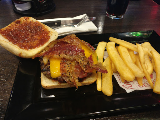 Hamburger Restaurant «Red Robin Gourmet Burgers», reviews and photos, 99 Rockingham Park Blvd W105, Salem, NH 03079, USA