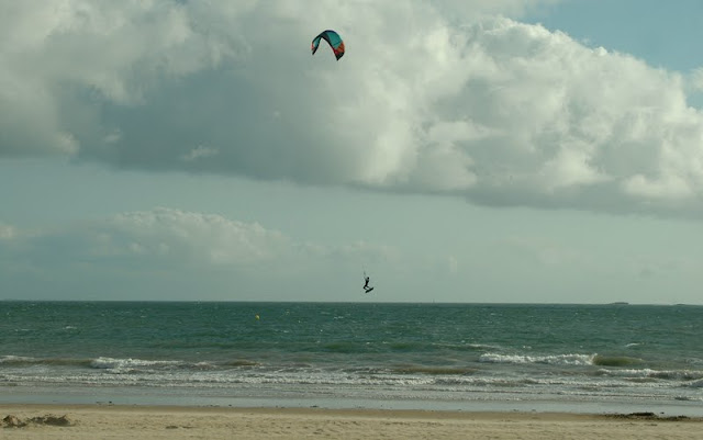 Vers l'estuaire de la Loire (Pornichet/LaBaule, St Brévin...) au fil du temps... - Page 14 Kitesurf_vagues_0009w